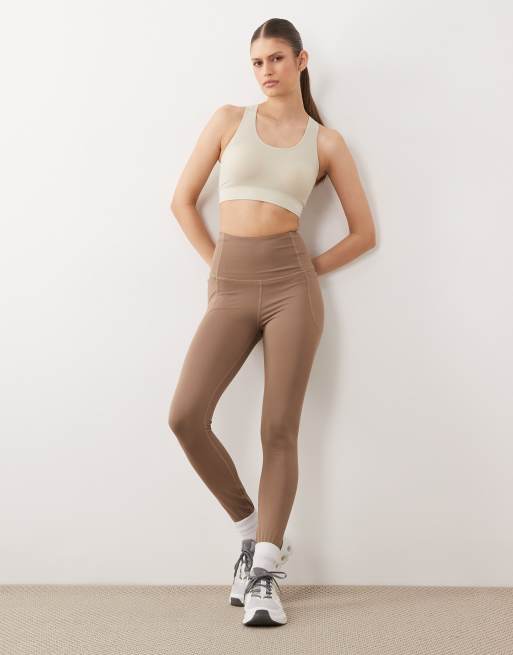 Sujetador deportivo blanco leche de almendras con espalda de nadadora Don't Sweat It II de Dare 2, 4 de 4