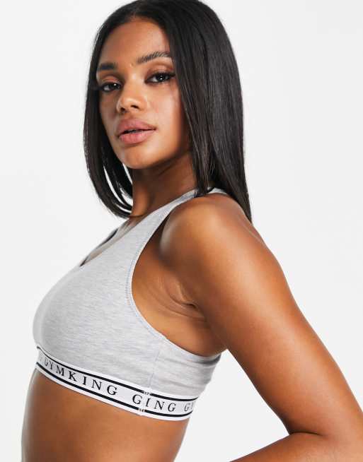 Sujetador deportivo gris con detalle de cinta de la marca de Gym