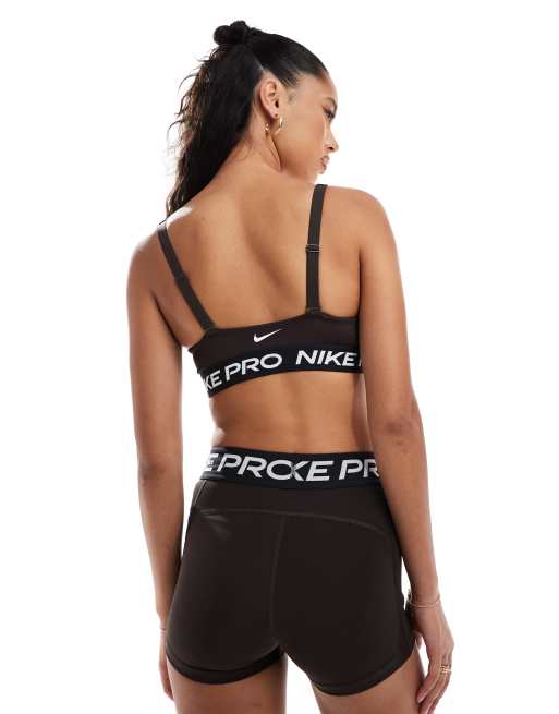 Sujetador deportivo marrón escotado de sujeción media Indy de Nike Pro Training, 3 de 4