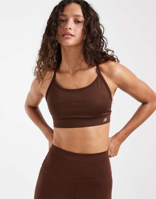 Conjunto marrón de sujetador y leggings Harmony de New Balance, 3 de 3
