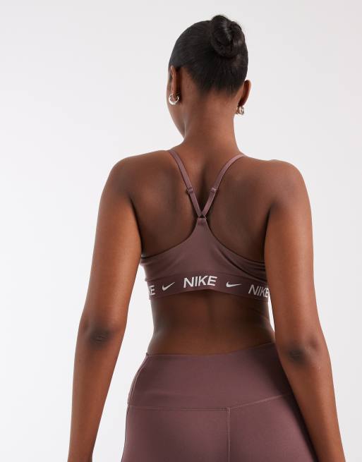 Sujetador deportivo morado oscuro de sujeción ligera Dri-FIT Indy de Nike Training, 4 de 4