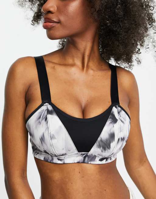 Sujetador deportivo multiposición de copas grandes con estampado monocromático floral y relleno ligero Energy de Pour Moi
