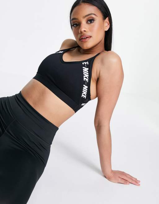 Sujetador deportivo negro de sujeción ligera con cinta con logo Indy de Nike Training, 3 de 4