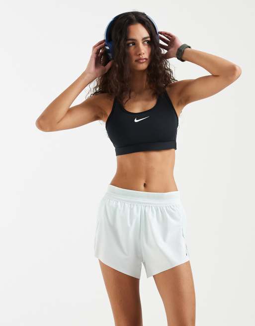 Sujetador deportivo negro de sujeción media con logo de Nike Training, 2 de 4