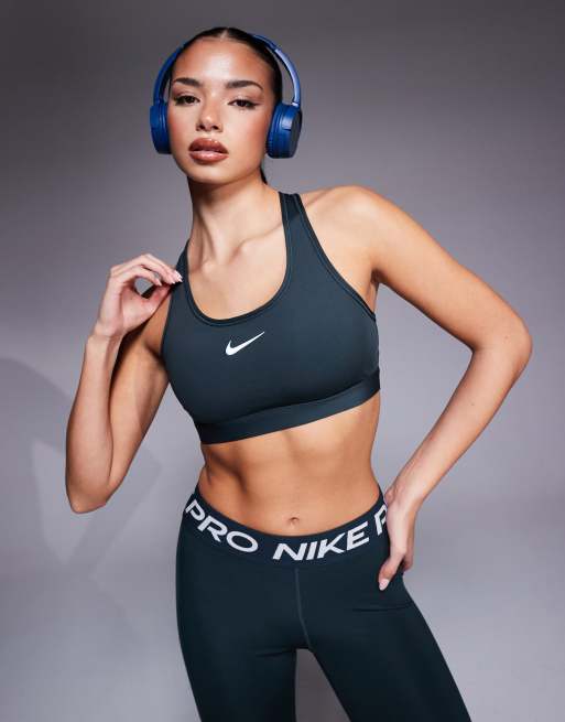 Sujetador deportivo verde oscuro de sujeción media con logo Swoosh de Nike Training, 4 de 4