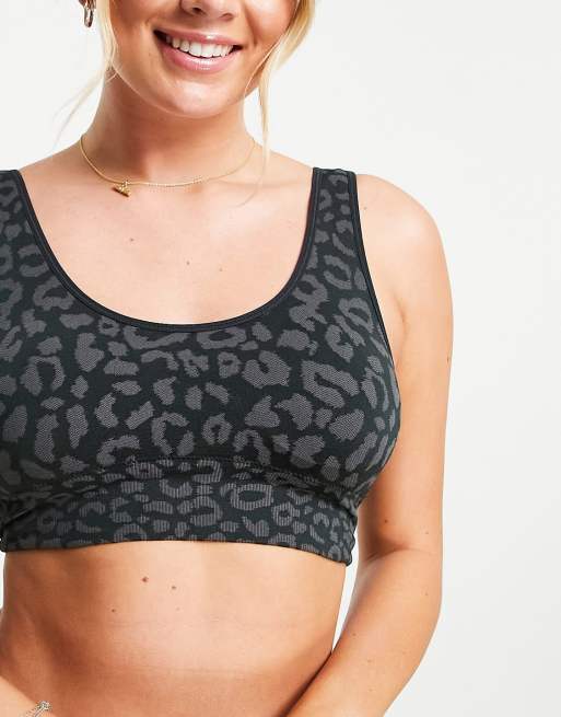 Sujetador gris con estampado animal y cuello ancho sin costuras de New Look