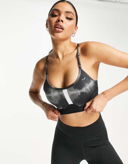 Sujetador gris oscuro deportivo de sujeción baja con efecto tie dye Indy Dri-FIT de Nike Training, 2 de 4