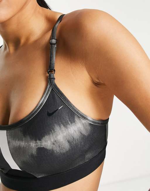 Sujetador gris oscuro deportivo de sujeción baja con efecto tie dye Indy Dri-FIT de Nike Training, 3 de 4