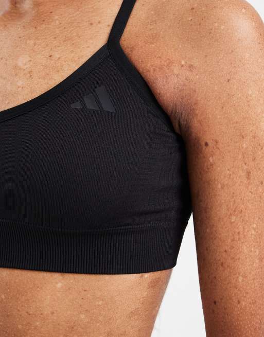 Sujetador negro básico de sujeción ligera con relleno de punto Workout essentials de adidas Performance, 3 de 4