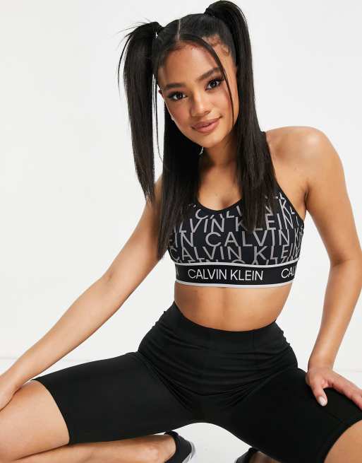 Sujetador negro deportivo con estampado integral del logo de Calvin Klein Performance (parte de un conjunto), 3 de 3