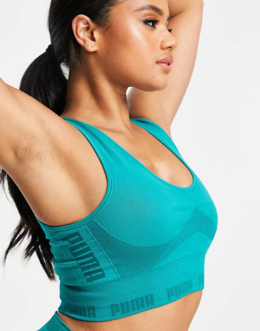 Sujetador verde deportivo sin costuras con cuello de pico y diseño contorneado de sujeción ligera de Puma Training