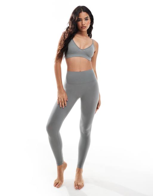Sujetador verde salvia sin costuras con escote de pico de Vero Moda (parte de un conjunto), 2 de 4