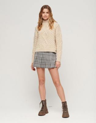 Superdry - Aran - Polo-Strickpullover in Ecru mit Zopfmuster-Weiß
