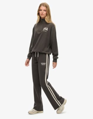 Superdry - Athletic - Ausgestellte Jogginghose in Anthrazit mit Streifen-Grau