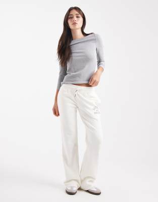 Superdry - Athletic - Ausgestellte Jogginghose in Desert Bone Off White mit Print-Weiß