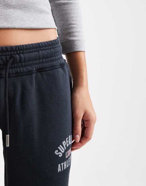 Superdry – Athletic – Ausgestellte Jogginghose in Eclipse Navy mit Print, 4 von 5