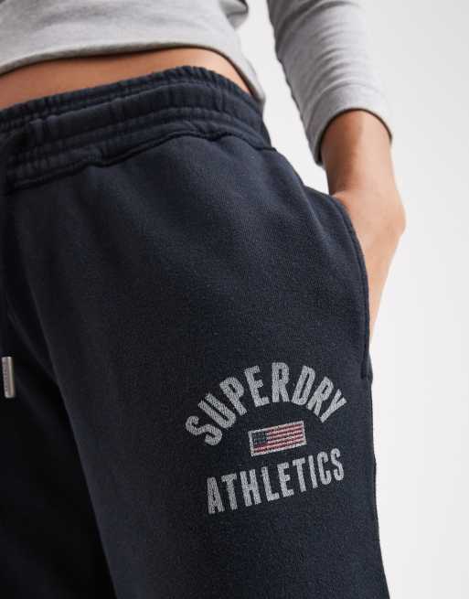 Superdry – Athletic – Ausgestellte Jogginghose in Eclipse Navy mit Print, 5 von 5
