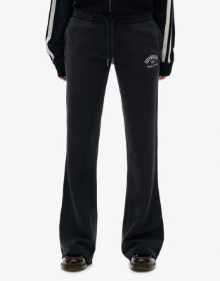 Superdry - Athletic - Ausgestellte Jogginghose in Eclipse Navy mit Stickerei-Marineblau