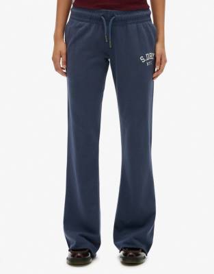 Superdry - Athletic - Ausgestellte Jogginghose in Mariner-Marineblau mit Stickerei
