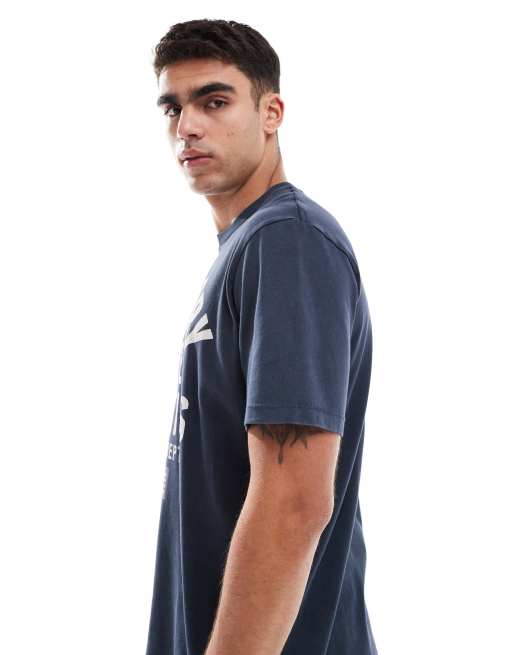 Superdry - Athletic Essential - T-shirt à imprimé graphique rétro - Bleu marine Bradley, 2 de 4
