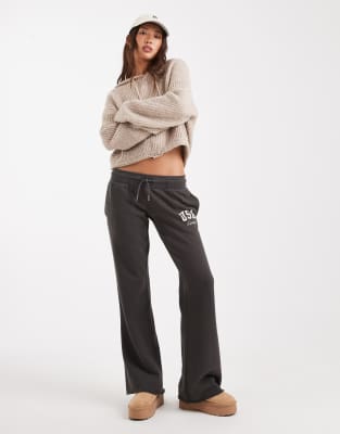 Superdry - Athletic Essentials - Ausgestellte Jogginghose in Anthrazit mit niedrigem Bund-Grau