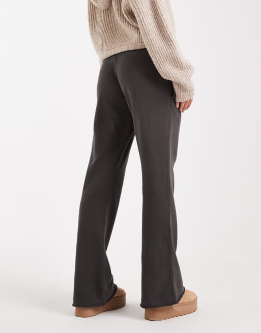 Superdry – Athletic Essentials – Ausgestellte Jogginghose in Anthrazit mit niedrigem Bund, 3 von 5