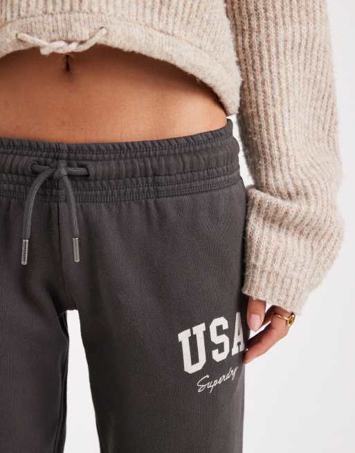 Superdry – Athletic Essentials – Ausgestellte Jogginghose in Anthrazit mit niedrigem Bund, 4 von 5