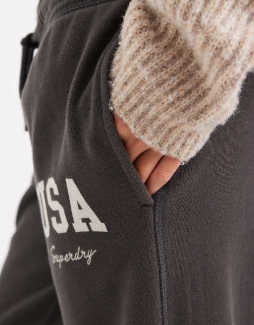 Superdry – Athletic Essentials – Ausgestellte Jogginghose in Anthrazit mit niedrigem Bund, 5 von 5