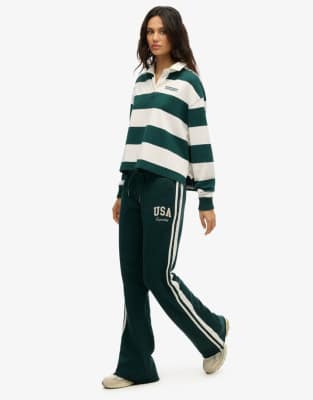 Superdry - Athletic Essentials - Ausgestellte Jogginghose in dunklem Kieferngrün mit Streifendetail