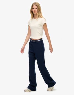 Superdry - Athletic Essentials - Ausgestellte Jogginghose in dunklem Marineblau mit niedrigem Bund