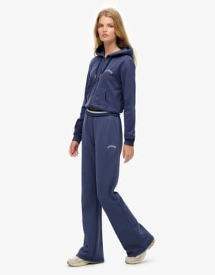 Superdry - Athletic Essentials - Ausgestellte Jogginghose in Mariner-Marineblau mit niedrigem Bund und Logo