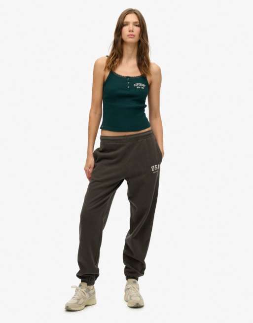 Superdry – Athletic Essentials – Camisole-Top in dunklem Kieferngrün mit Stickerei und Knopfleiste