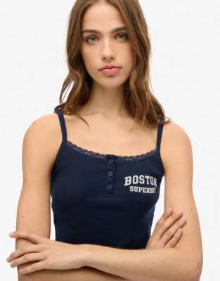 Superdry - Athletic Essentials - Camisole-Top in kräftigstem Marineblau mit Print und Knopfleiste