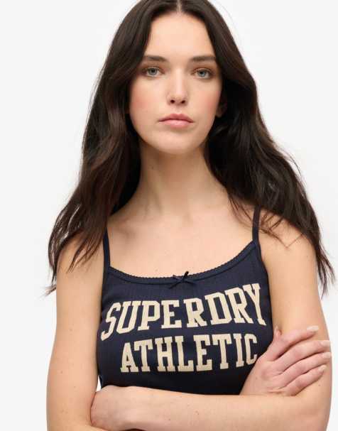 Superdry – Athletic Essentials – Camisole-Top in kräftigstem Marineblau mit Print und Pointelle-Borte - view 1