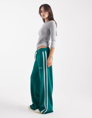 Superdry - Athletic Essentials - Gerade geschnittene Jogginghose in Alpine Green mit Logo-Grün