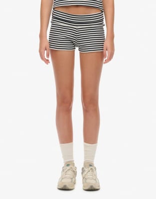 Superdry - Athletic Essentials - Gestreifte Shorts in Eclipse Navy mit Umschlagbund-Weiß