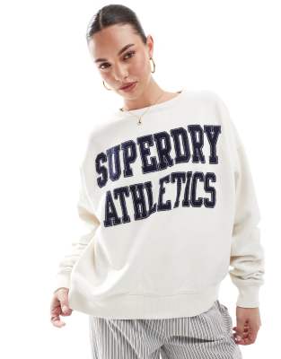 Superdry - Athletic Essentials - Locker geschnittenes Sweatshirt in Wüstenknochen-Wollweiß mit Applikation