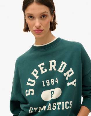 Superdry - Athletic Essentials - Oversize-Sweatshirt in dunklem Kieferngrün mit Print