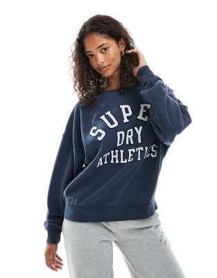 Superdry - Athletic Essentials - Relaxed Fit Sweatshirt in kräftigem Marineblau mit Applikation