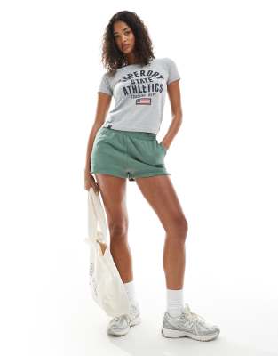 Superdry - Athletic Essentials - Shorts in Lorbeer-Khaki mit farblich abgestimmter Stickerei-Grün