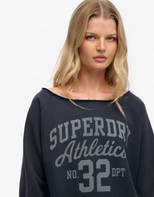 Superdry – Athletic Essentials – Sweatshirt in Eclipse-Marineblau mit Bardot-Rundhalsausschnitt, 3 von 4