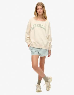 Superdry - Athletic Essentials - Sweatshirt in Wüstenknochen-Wollweiß mit Bardot-Rundhalsausschnitt