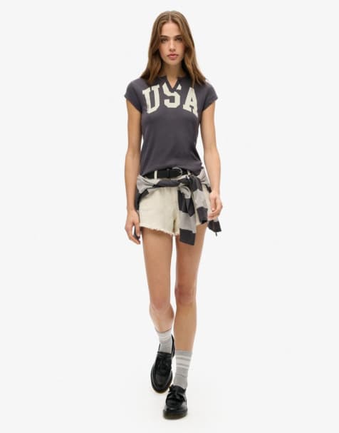 Superdry – Athletic Essentials – T-Shirt in Anthrazit mit eingekerbtem Ausschnitt und Print - view 1