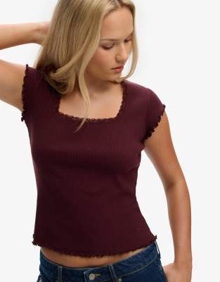 Superdry - Athletic Essentials - T-Shirt in Portweinrot mit eckigem Ausschnitt