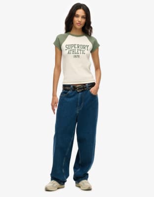 Superdry - Athletic Essentials - T-Shirt in Wüstenknochen-Wollweiß/Lk mit Raglan-Kappärmeln