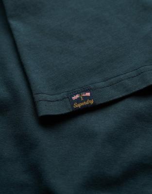 Superdry - Athletic - Figurbetontes T-Shirt in Eclipse-Marineblau mit Print