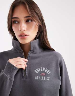 Superdry - Athletic - Pullover in Anthrazit mit Kragen und kurzem Reißverschluss-Grau