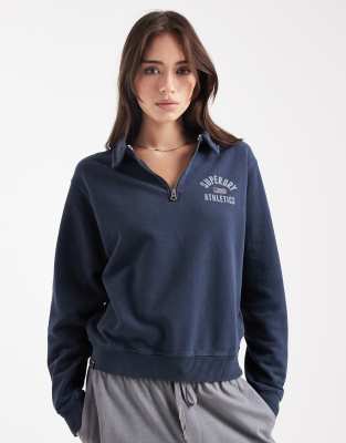 Superdry - Athletic - Pullover in Eclipse Navy mit Kragen und kurzem Reißverschluss-Marineblau