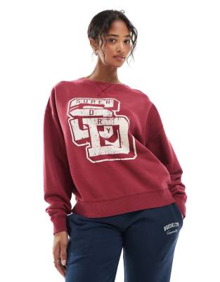 Superdry - Athletik Essentials - Legeres Sweatshirt in Bordeauxrot mit Flock-Print und Rundhalsausschnitt
