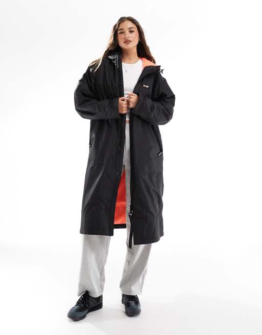 Superdry – Bademantel aus wasserfestem Material in Schwarz und Koralle